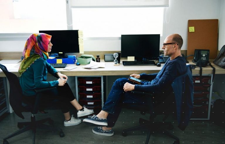 2 people in a conversation